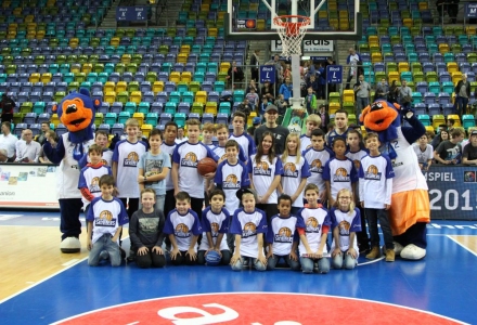 Dortelweiler Jugendspieler im Kids-Tunnel bei den Skyliners am 8.11.2015